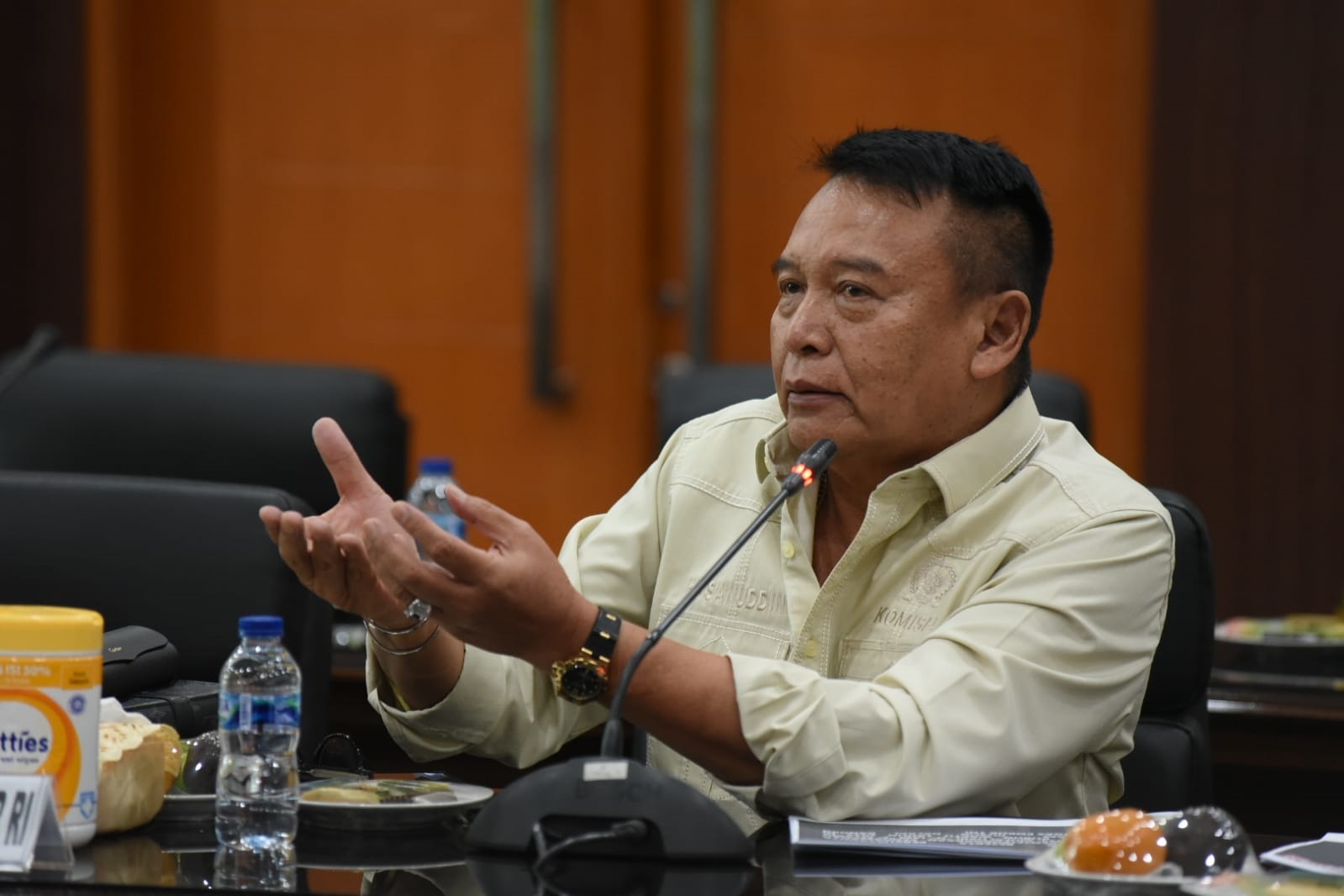 Politisi senior PDI Perjuangan Mayjen TNI (TB) Hasanuddin menilai Wali Kota Solo Gibran Rakabuming Raka sudah layak untuk dipecat sebagai kader PDI Perjuangan .
