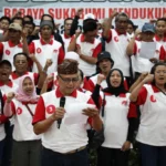 Ratusan warga di Sukabumi yang tergabung dalam Baraya Sukabumi menggelar deklarasi dukungan untuk pasangan Ganjar Pranowo-Mahfud MD di di Hotel Augusta, Sukabumi, Jawa Barat, Minggu 26 November 2023.