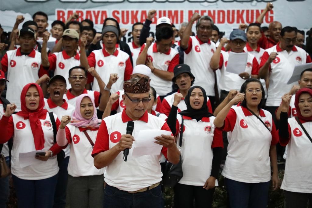 Ratusan warga di Sukabumi yang tergabung dalam Baraya Sukabumi menggelar deklarasi dukungan untuk pasangan Ganjar Pranowo-Mahfud MD di di Hotel Augusta, Sukabumi, Jawa Barat, Minggu 26 November 2023.
