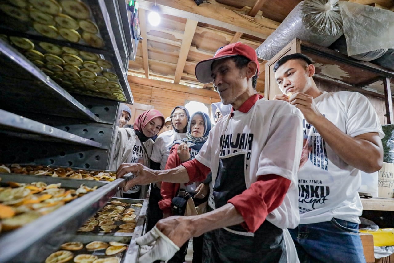 Ganjar Sejati memberikan pelatihan pembuatan lemon kering bagi puluhan petani, pelaku UMKM, dan masyarakat di Jalan Raya Tangkuban Perahu, Lembang, Bandung Barat, Minggu 26 November 2023.