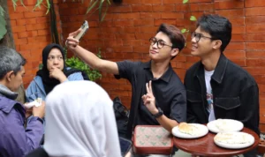 CEO Pigmy Muhammad Zinedine Alam Ganjar mengabadikan momen dengan foto selfi bersama peserta diskusi dalam Optimalkan Youth Space di Kota Bandung di Roti Macan, Buah Batu, Rabu 29 November 2023.