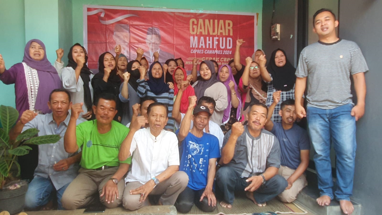 Relawan Ganjarkeun Jabar Kecamatan Panyileukan mendeklarasikan dukungan penuh bagi Ganjar-Mahfud di Posko Kp. Wareng, Kel. Cipadung, Kec. Panyileukan, Kota Bandung.