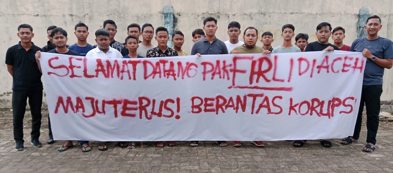 Aliansi Pemuda Aceh Berantas Korupsi menggelar aksi menyambut kedatangan Ketua KPK, Firli Bahuri di Bumi Serambi Mekah, Aceh, Selasa (7/11).