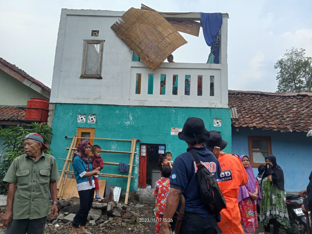 Angin Kencang Terbangkan Atap Warga Kebonjati Sukabumi, BPBD Lakukan Hal Ini