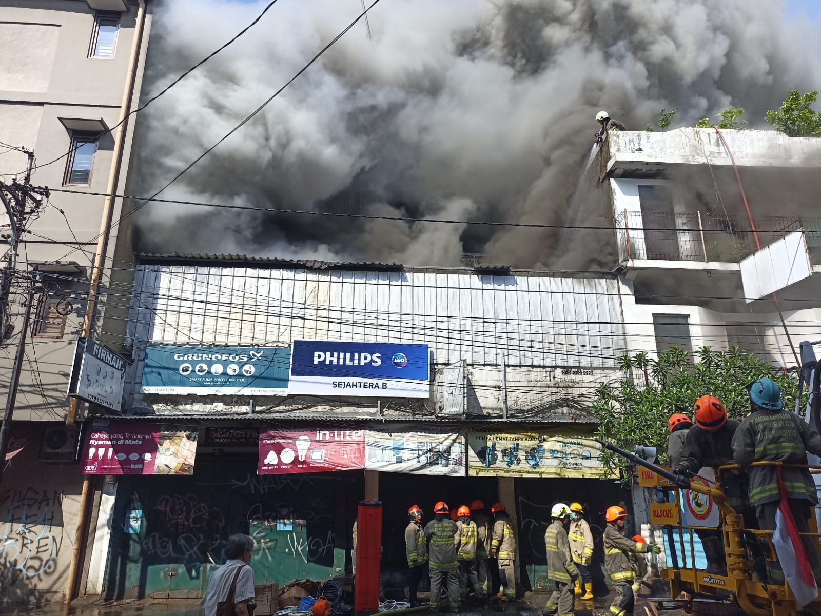 Kebakaran Toko Elektronik di Banceuy Bandung, Diduga Akibat Korsleting Listrik?