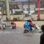 Kawasan Lembang, Bandung Barat menjadi langganan banjir saat hujan turun. Titik yang Banjir paling parah di Pasar Panorama Lembang. Minggu (10/12). Foto (warga Lembang)