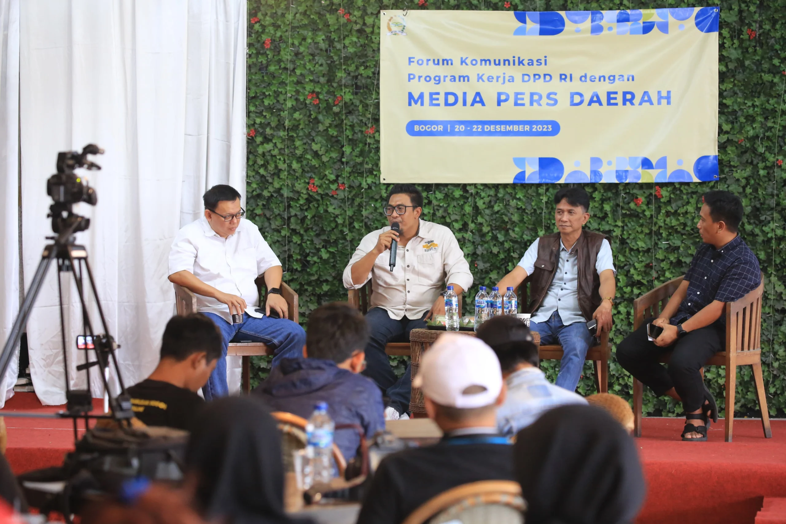 Jajaran Setjen DPD RI saat berdiskusi bersama sejumlah jurnalis di Kota Bogor. (Yudha Prananda / Jabar Ekspres)