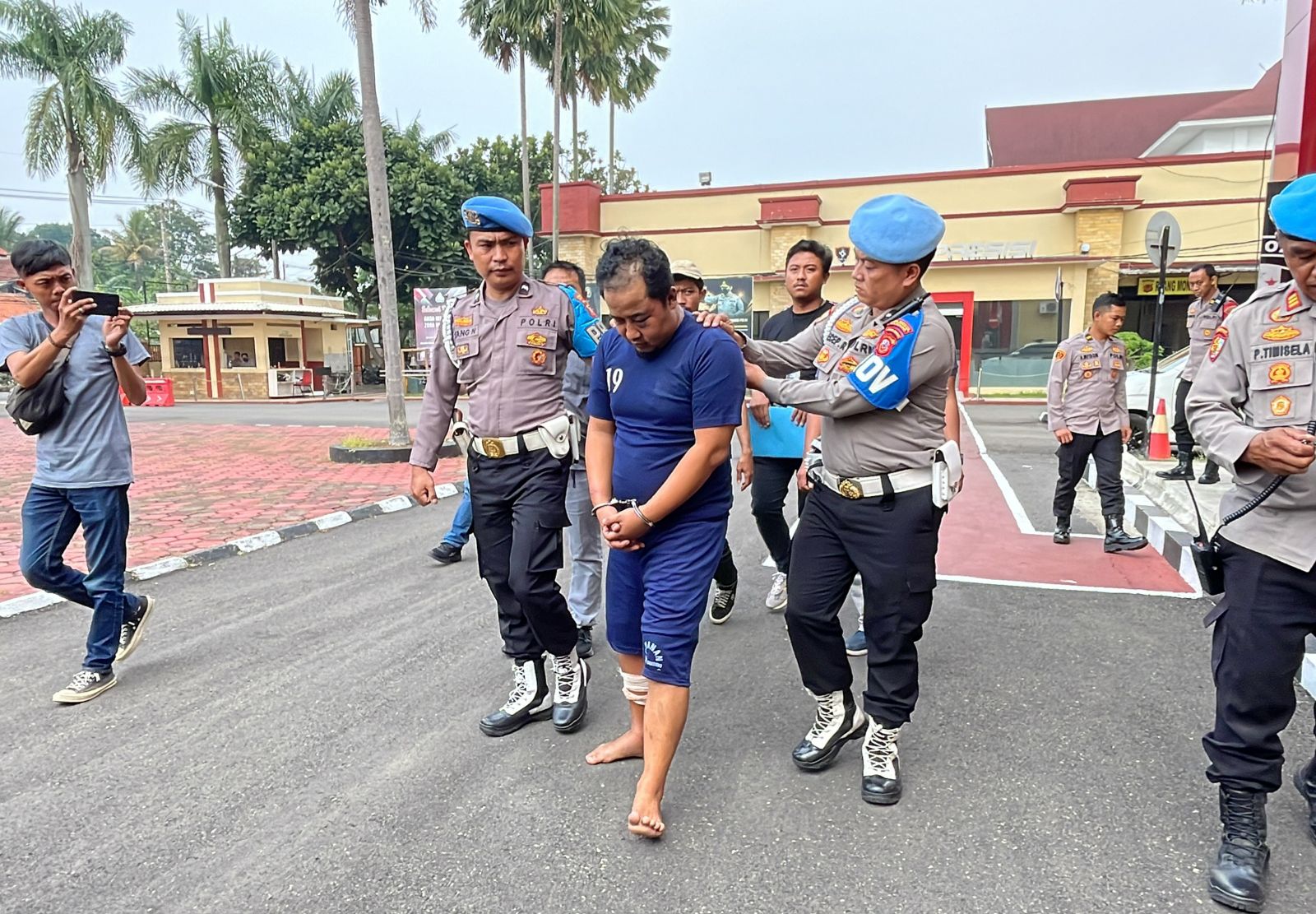 Ujang alias Kampeng DPO pelaku pengeroyokan anggota polisi saat digiring di mapolresta bandung, Minggu (24/12/2023). Foto Agi Jabar Ekspres
