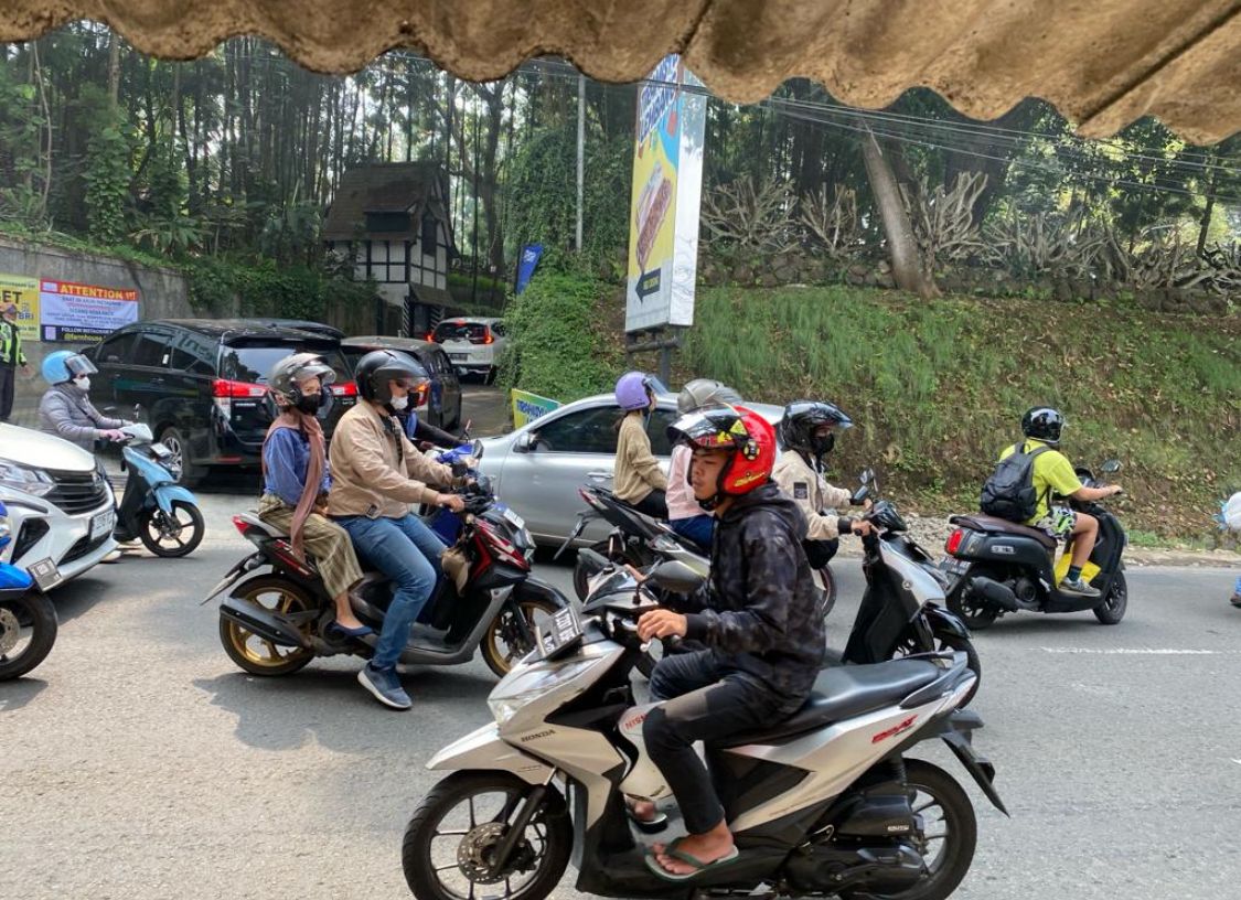 Sejumlah wisatawan dari luar daerah mulai memasuki kawasan wisata di Lembang, Kabupaten Bandung Barat. Jumat (29/12). Foto istimewa