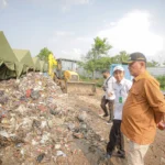 Pj Wali Kota Bandung, Bambang Tirtoyuliono, saat meninjau pengolahan sampah di TPST Gedebage, Rabu (13/12).