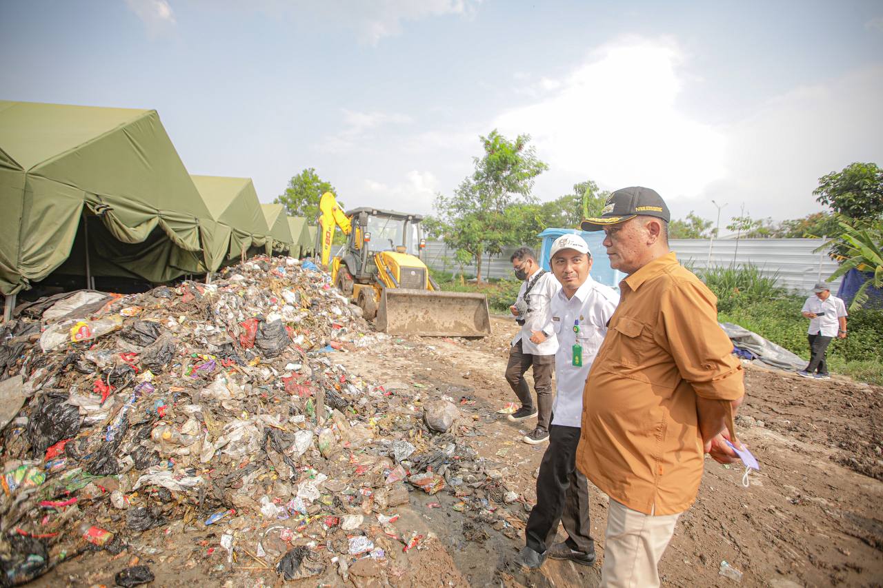 Pj Wali Kota Bandung, Bambang Tirtoyuliono, saat meninjau pengolahan sampah di TPST Gedebage, Rabu (13/12).