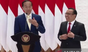 DASI KUNING: Presiden Jokowi saat mengenakan dasi Kuning sebelum kunjungannya ke Jepang. (antara)