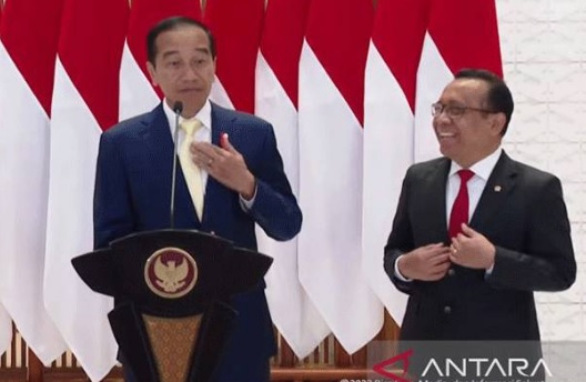 DASI KUNING: Presiden Jokowi saat mengenakan dasi Kuning sebelum kunjungannya ke Jepang. (antara)