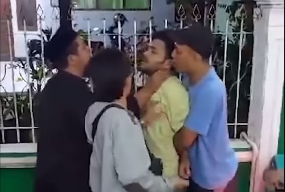 Video Viral Pria serang imam Mushola di Kramat jati karena tak suka dengan sholawat. (instagram @kabarnegeri)