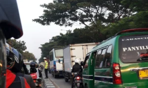 Ilustrasi: Kemacetan akibat kecelakaan di jalur cepat Jalan Soekarno-Hatta (11/12).