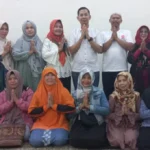 BERBAUR: Anggota DPRD Kota Bandung Andri Rusmana bersama peserta edukasi kesehatan ibu. (ist)