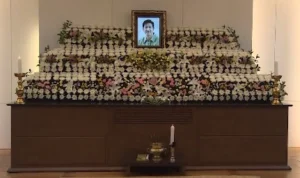 Altar Persemayaman Lee Sun Kyun, aktor yang ditemukan meninggal di dalam mobil, dan sempat meninggalkan wasiat. (ist)