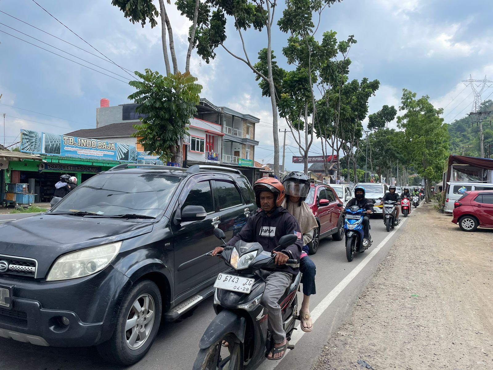 Kendaraan yang melintas di pertigaan simpang Sadu, Soreang, Kabupaten Bandung mengalami kepadatan, Minggu (31/12/2023). Foto Agi Jabar Ekspres