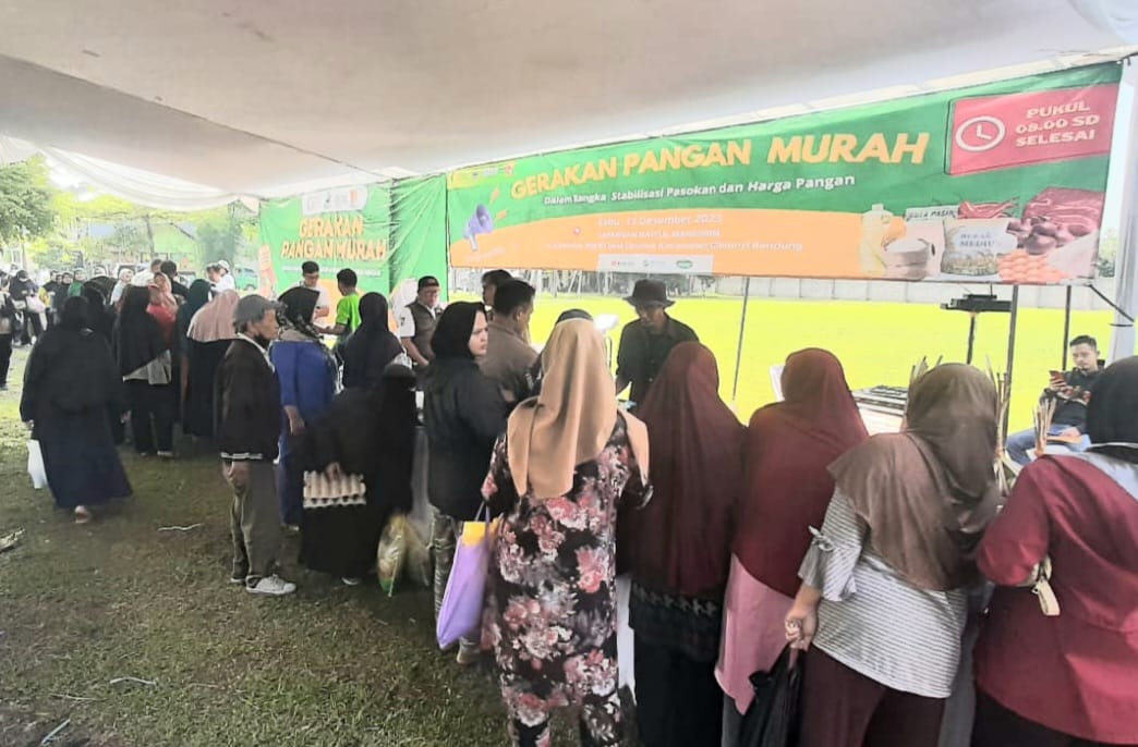 Pelaksanaan Gerakan Pangan Murah yang Digelar DKPP Jabar di Desa Cinunuk, Kecamatan Cileunyi, Kabupaten Bandung. (Yanuar/Jabar Ekspres)
