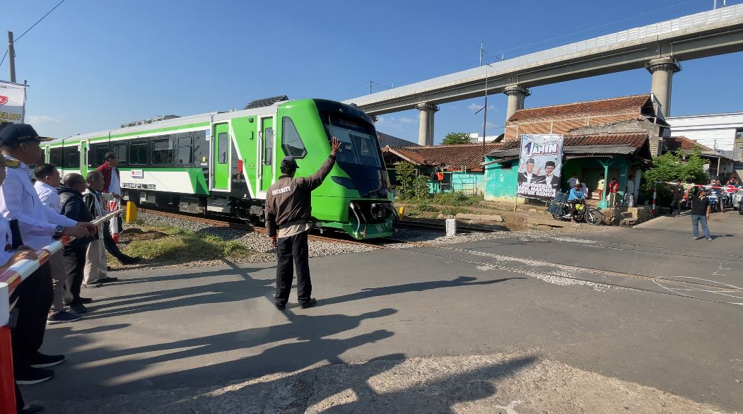 Langkah antisipasi jangka pendek, Dishub KBB pasang palang pintu manual di perintasan kereta api, Kampung Sumur Bor Cilame, Ngamprah. Kamis (21/12). Foto Jabarekspres
