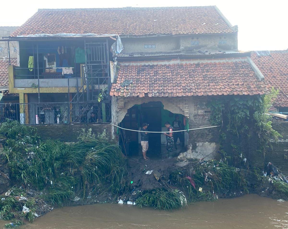 Rumah milik Wahyu (50) di Kampung Lamajang Peuntas, Desa Citereup, Kecamatan Dayeuhkolot, Kabupaten Bandung jebol akibat diterjang luapan air Sungai Cigede. (Istimewa)