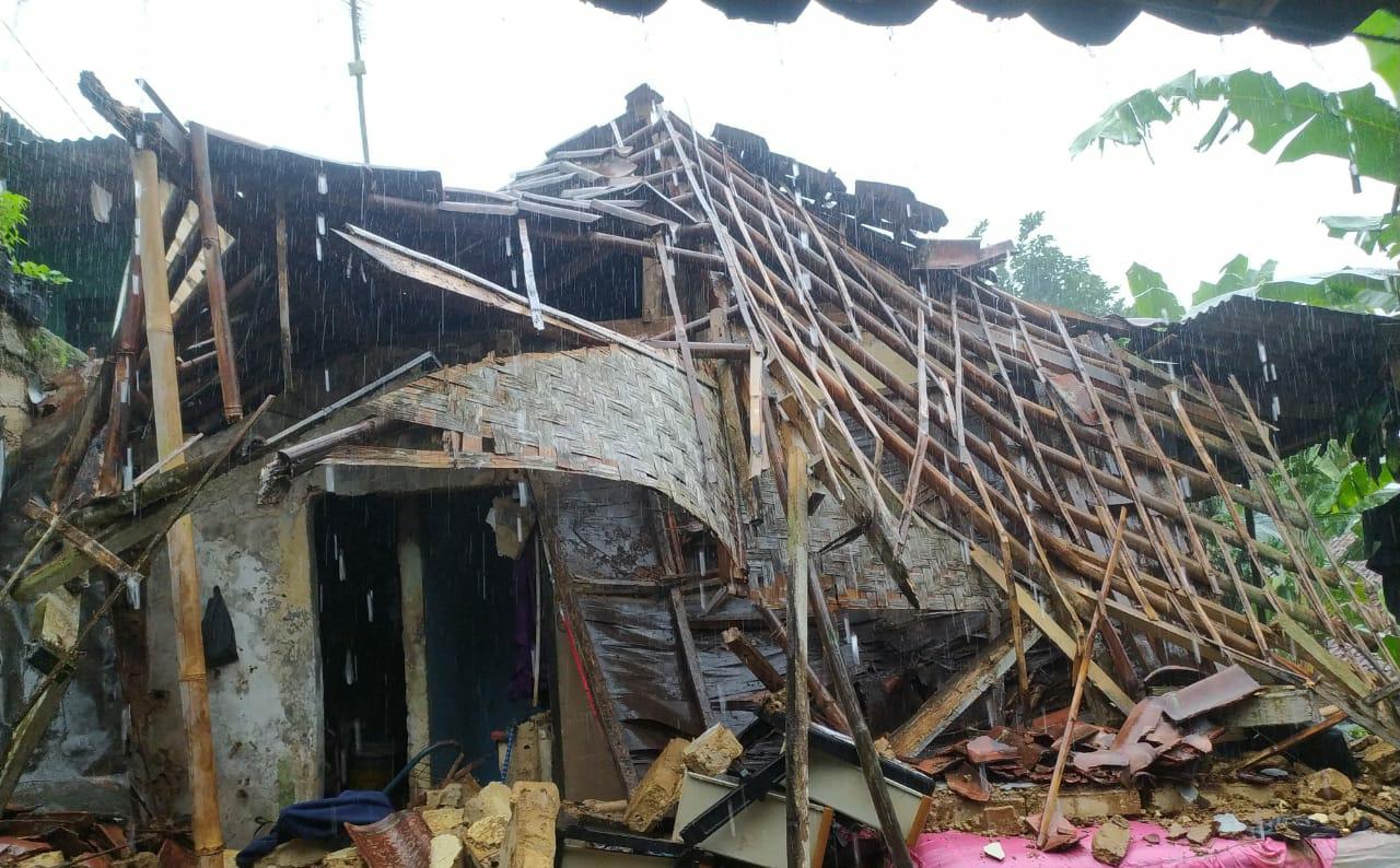 Rumah milik Mulyadi (62), lansia sebatang kara yang harus merelakan rumahnya ambruk akibat hujan dan angin kencang yang melanda wilayah Kabupaten Sukabumi (4/12).