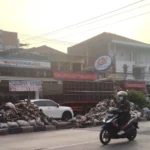 Dua tumpukan sampah menghiasi Jalan Raya Bandung-Garut. (Yanuar/Jabar Ekspres)