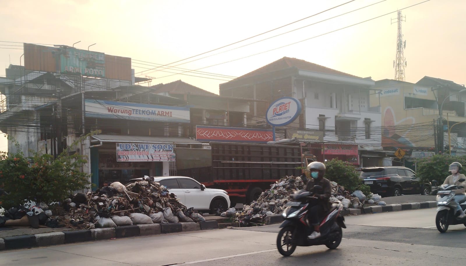 Dua tumpukan sampah menghiasi Jalan Raya Bandung-Garut. (Yanuar/Jabar Ekspres)