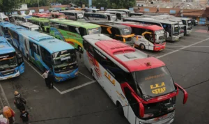 Puluhan armada bis dipersiapkan jelang libur tahun baru 2024 di Terminal Cicaheum, Kota Bandung. (Pandu Muslim/Jabar Ekspres)