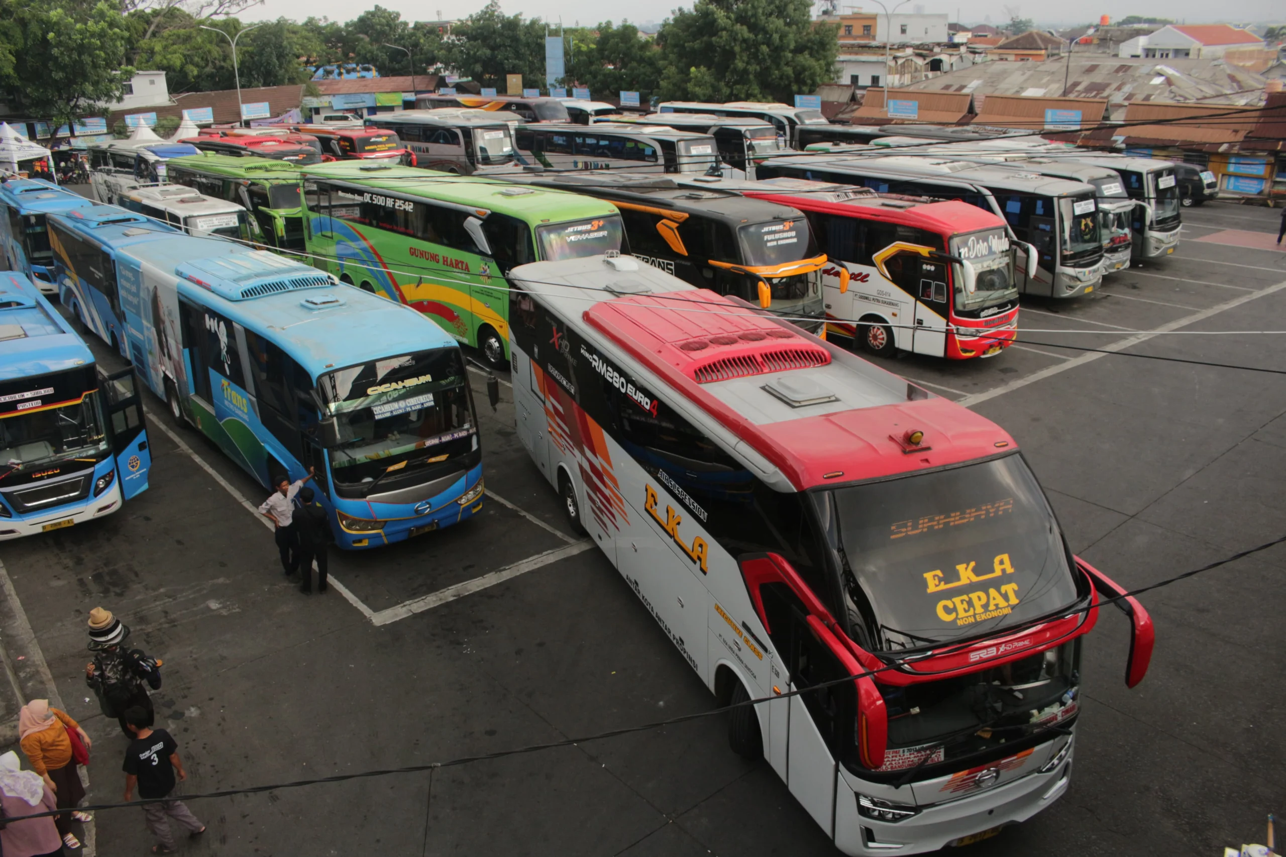 Puluhan armada bis dipersiapkan jelang libur tahun baru 2024 di Terminal Cicaheum, Kota Bandung. (Pandu Muslim/Jabar Ekspres)