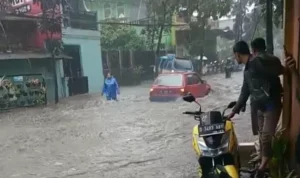 Jalan Rumah Sakit menjadi sasaran empuk untuk banjir di wilayah Gedebage, Kota Bandung.
