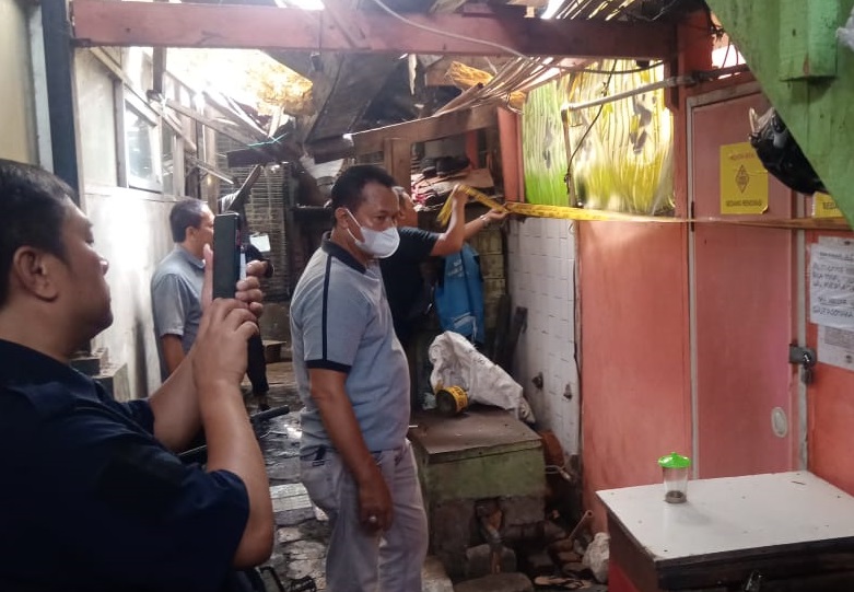 Diduga akibat adanya perebutan pengelolaan fasilitas MCK Pasar Astanaanyar  Kota Bandung, pengrusakan oleh oknum Perumda Pasar Juara