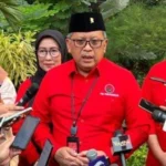 Sekjen DPP PDI Perjuangan, Hasto Kristiyanto saat memberikan tanggapan pernyataan Prabowo Subianto mengenai “Etika Ndasmu”.