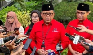 Sekjen DPP PDI Perjuangan, Hasto Kristiyanto saat memberikan tanggapan pernyataan Prabowo Subianto mengenai “Etika Ndasmu”.