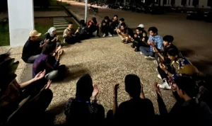 Sejumlah Mahasiswa di Cirebon menggelar deklarasi pernyataan sikap dengan memberikan dukungan dan doa kepada Firli Bahuri di Halaman Gedung Kesenian Kota Cirebon, Jawa Barat, Minggu 17 Desember 2023 malam.
