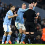 Momen pemain Manchester City melakukan protes keras kepada wasit, Simon Hooper.