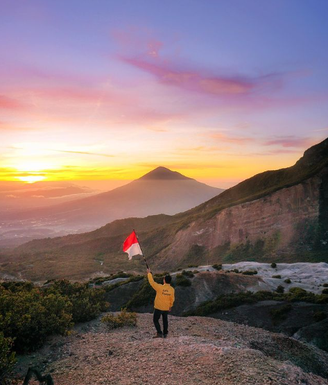 Gunung Papandayan, salah satu gunung favorit pendaki di Jawa Barat.