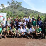 Hotel Grand Cokro Premier Kota Bandung bekerjasama yayasan lindungi hutan bekerjsama melakukan penghijauan dengan menanam bibit pohon Alpukat
