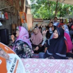 Warga Cisaranten Kulon Kecamatan Arcamanik saat mengantre untuk membeli minyak murah dan pemeriksaan kesehatan gratis, Sabtu (2/12).