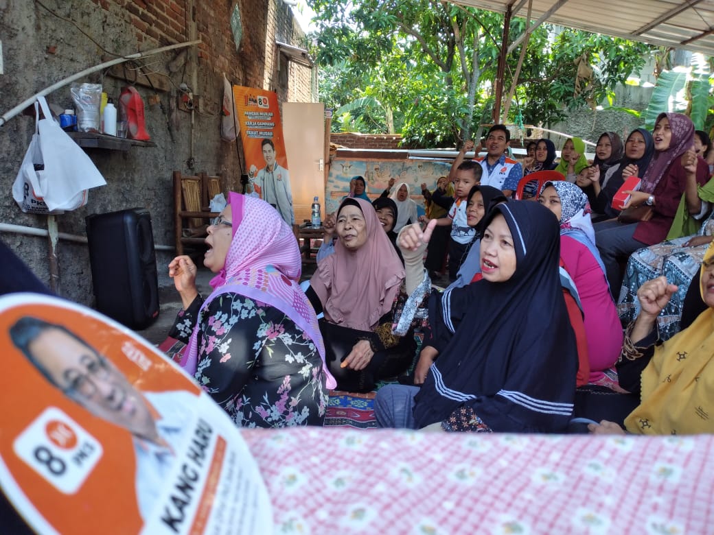 Warga Cisaranten Kulon Kecamatan Arcamanik saat mengantre untuk membeli minyak murah dan pemeriksaan kesehatan gratis, Sabtu (2/12).