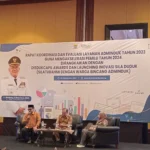 Ketua Komisi A DPRD Kota Bandung, Rizal Khairul (kiri) saat menghadiri rapat koordinasi dan evaluasi layanan Adminduk tahun 2023 (Sadam Husen / JE)