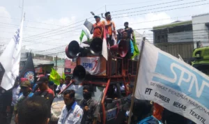 Koalisi buruh di Kabupaten Bandung Barat (KBB) ancam akan ambil langkah hukum serta akan lakukan aksi mogok kerja serentak. Senin (4/12). Foto istimewa
