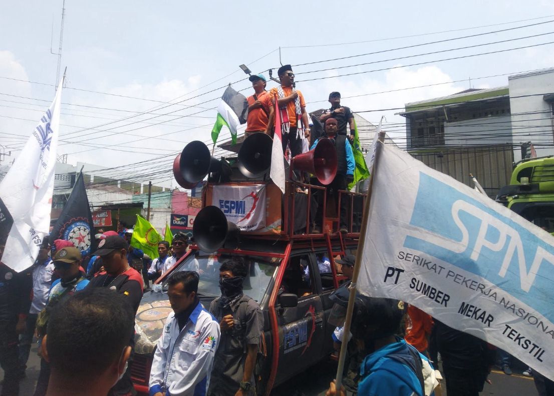 Koalisi buruh di Kabupaten Bandung Barat (KBB) ancam akan ambil langkah hukum serta akan lakukan aksi mogok kerja serentak. Senin (4/12). Foto istimewa