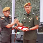 Danpussenarmed Mayjen TNI M. Naudi Nurdika, S.IP., M.Si., M.Tr.(Han) saat Penyerahan Penghargaan (Mong)