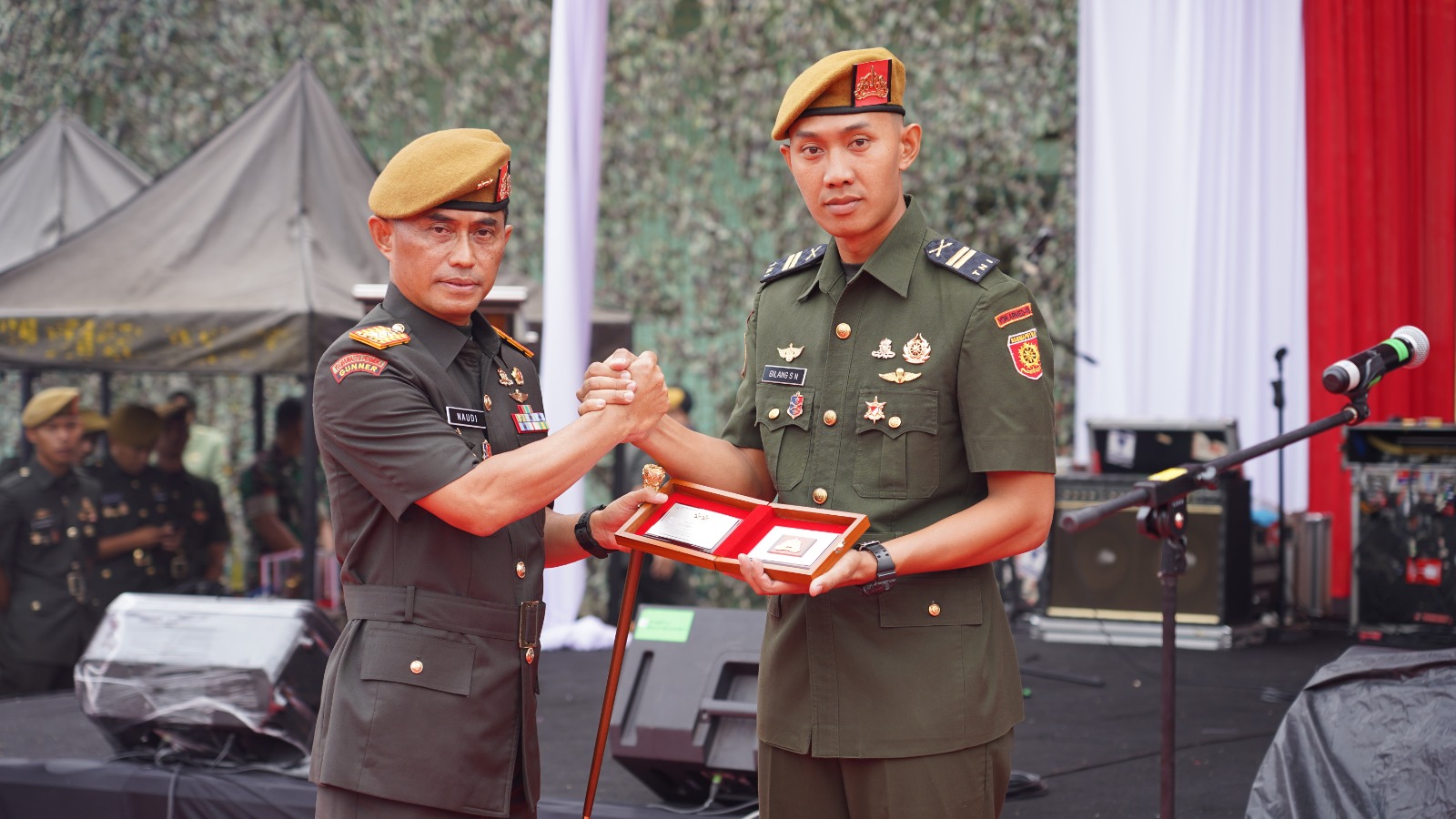 Danpussenarmed Mayjen TNI M. Naudi Nurdika, S.IP., M.Si., M.Tr.(Han) saat Penyerahan Penghargaan (Mong)