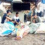 Bank Sampah Cisangkuy Lestari di Kampung Cibintinu, Desa Sukasari, Kecamatan Pameungpeuk, Kabupaten Bandung telah berhasil mengelola limbah ruma tangga, dengan dukungan kerjasama oleh Subsektor 5 Sektor 21 Citarum Harum. (Yanuar/Jabar Ekspres)