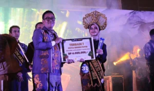 Doc. Nasywa Nayla Fitriani, Juara Terbaik 1 Generasi Berencana Tingkat Provinsi Jawa Barat Asal SMAN 5 Cimahi Bersama Direktur Ketahanan Remaja BKKBN Pusat, Edi Setiawan (Istimewa)