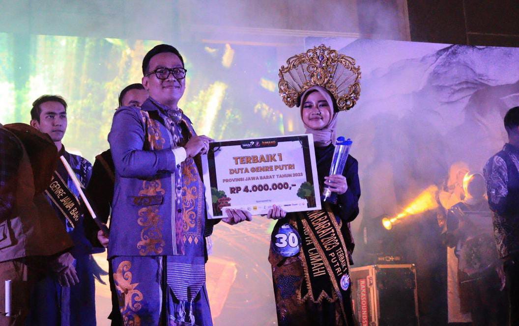 Doc. Nasywa Nayla Fitriani, Juara Terbaik 1 Generasi Berencana Tingkat Provinsi Jawa Barat Asal SMAN 5 Cimahi Bersama Direktur Ketahanan Remaja BKKBN Pusat, Edi Setiawan (Istimewa)