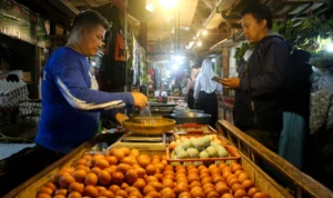 Proses transaksi di Pasar Ujungberung, Kota Bandung. Sekda Kota Bandung mengatakan ada sekitar 37 pasar tradisional di Kota Bandung yang semestinya menjadi peluang dan potensi yang harus dimaksimalkan Perumda Pasar Juara. (Pandu Muslim/Jabar Ekspres)