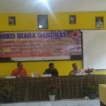Kepala BNPB Letjen TNI Suharyanto (tengah), di dampingi oleh wakil bupati Sukabumi (kanan) , dan Kalak BPBD Kabupaten Sukabumi (kiri). Riki/Jabar Ekspres.